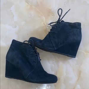 Clarks Artisan Navy suede lace booties size 6